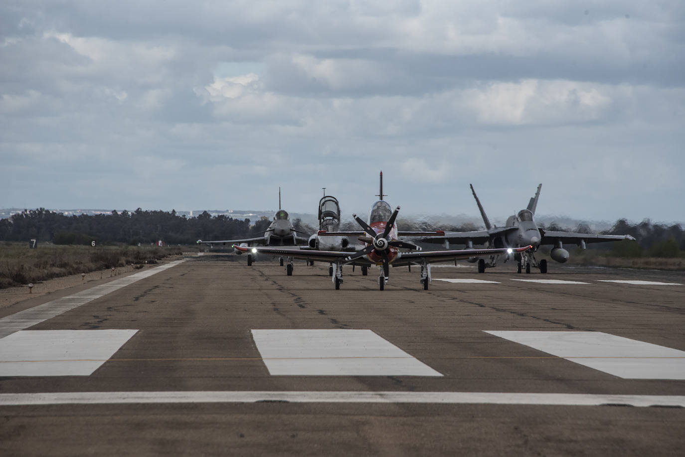 Spotters captan el vuelo de un F-5 en la base de Talavera.