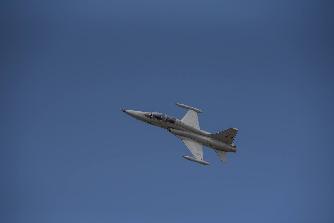 Spotters captan el vuelo de un F-5 en la base de Talavera.