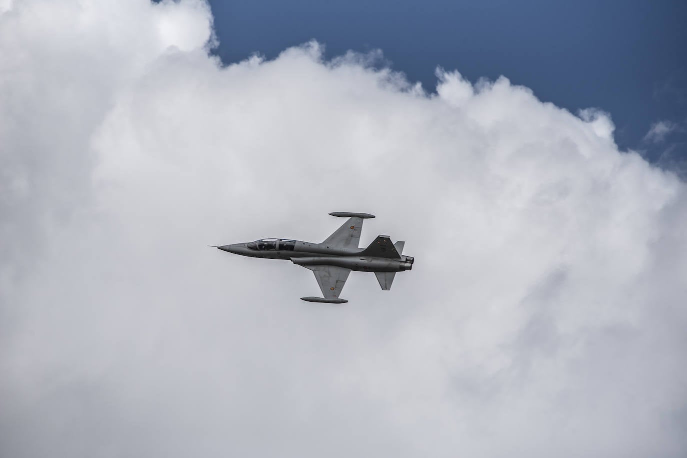 Spotters captan el vuelo de un F-5 en la base de Talavera.