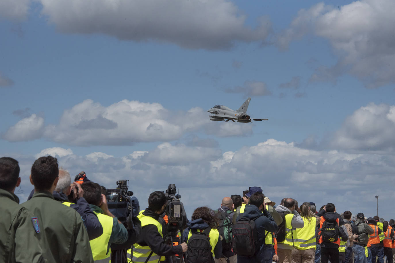 Spotters captan el vuelo de un F-5 en la base de Talavera.