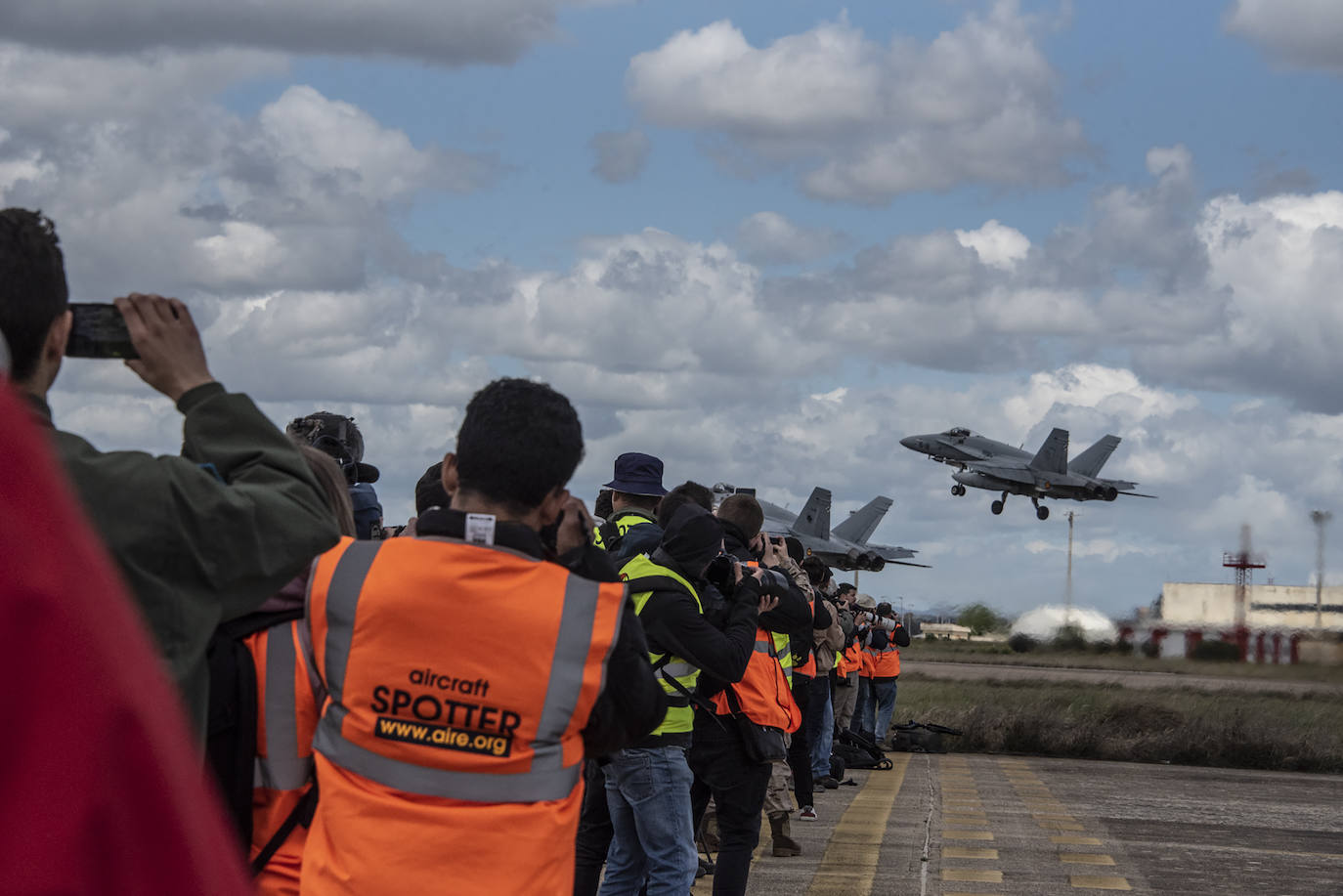 Spotters captan el vuelo de un F-5 en la base de Talavera.