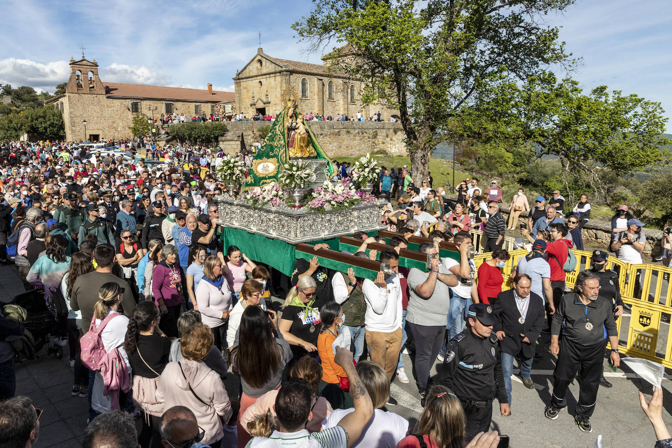 Centenares de placentinos acompañan a la patrona en la procesión de este domingo.