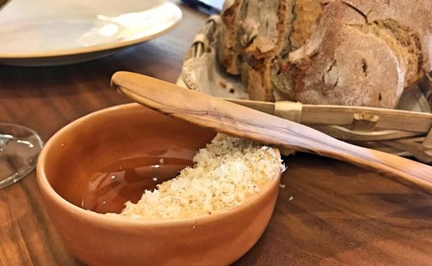 Imagen principal - Mantequilla con avellanas tostadas y sal, postre de chocolate y postre de churro.