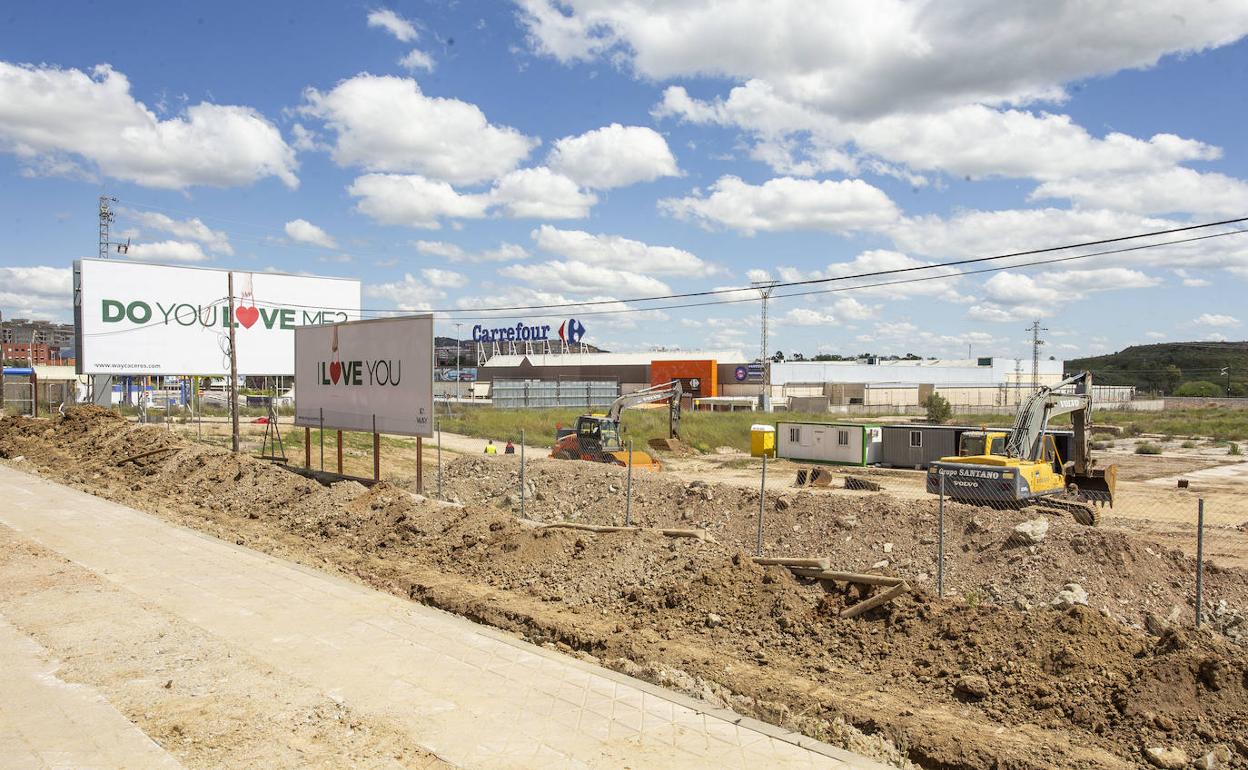 Trabajos en el antiguo matadero, donde irá Way Cáceres, junto a Carrefour. 