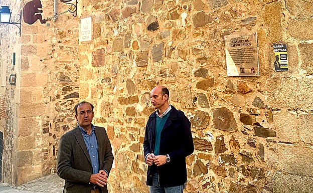 Rafael Mateos y José Ángel Sánchez Juliá (PP), ante el edificio. 