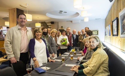 Encuentro de la junta directiva de la cofradía con las damas de ornato. 