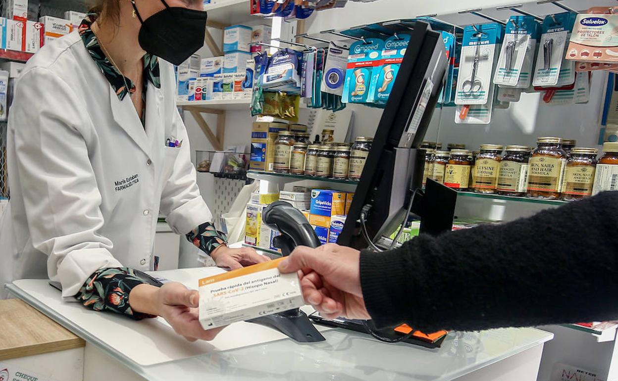 Venta de test de antígenos en una farmacia.