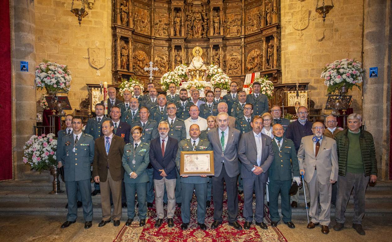 Foto de familia del homenaje, celebrado esta mañana en la Concatedral de Santa María. 