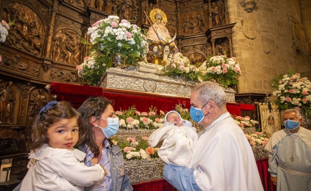 Elena Félix presentó este miércoles ante la patrona a la pequeña Celia, que tiene apenas 27 días. 