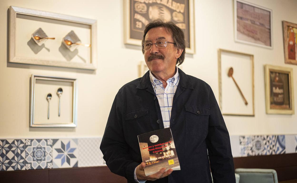 Salvador Calvo Muñoz con su nuevo libro. 