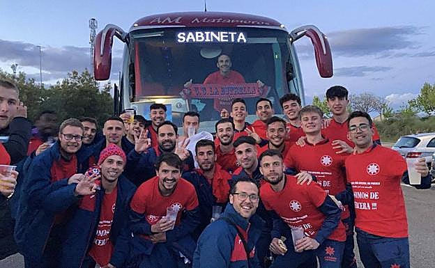 El técnico Sabino sostiene una bufanda del equipo en el autobús con la famosa 'Sabinera' en la pantalla.