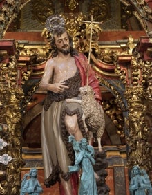 Imagen secundaria 2 - Arriba, Custodio Procesional; abajo a la izquierda, figura en marfil de San Miguel Arcángel, y a la derecha, escultura de San Juan ubicada en el retablo del Altar Mayor. 