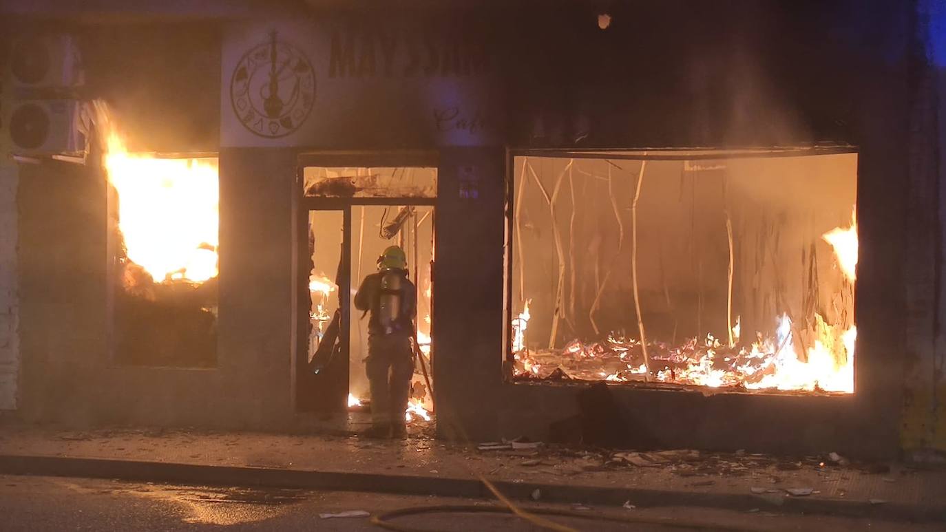 Fotos: Un incendio de madrugada calcina un bar de Navalmoral