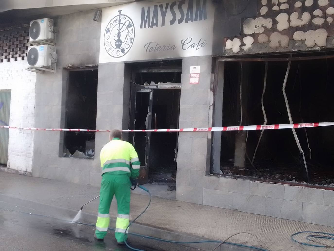 Fotos: Un incendio de madrugada calcina un bar de Navalmoral