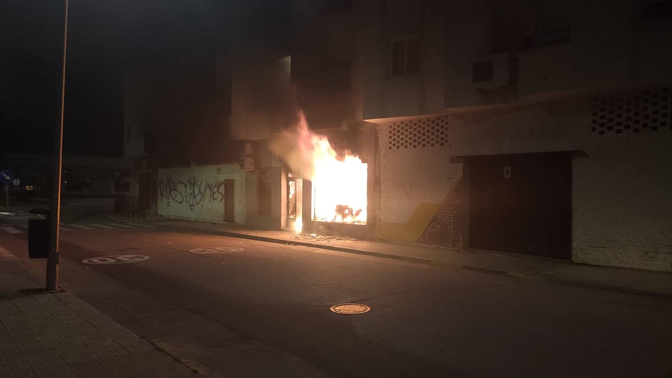 Fotos: Un incendio de madrugada calcina un bar de Navalmoral