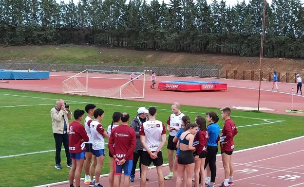 José Ángel Rama, director deportivo y entrenador nacional de alto rendimiento, en el centro dando instrucciones a los atletas