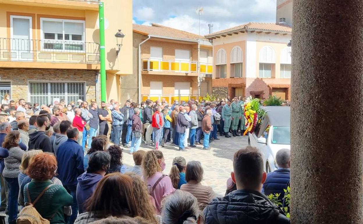 Vecinos de Pinofranqueado y compañeros del Ejército despiden al militar fallecido en su localidad natal, este jueves. 