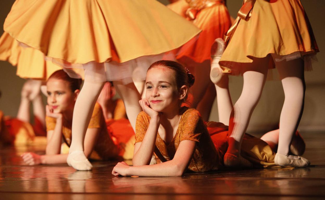 Alumnas del Conservatorio Elemental en la celebración del Día de la Danza. 