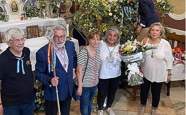 Amigos de Badajoz entregó su tradicional ramo a la Virgen de Bótoa. 