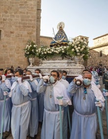 Imagen secundaria 2 - Arriba, el alcalde entregando un ramo de flores a la patrona; sobre estas líneas a la izquierda, el obispo, Jesús Pulido, saludando a Felisa Rodríguez, y a la derecha la patrona abandonando la concatedral de Santa María. 