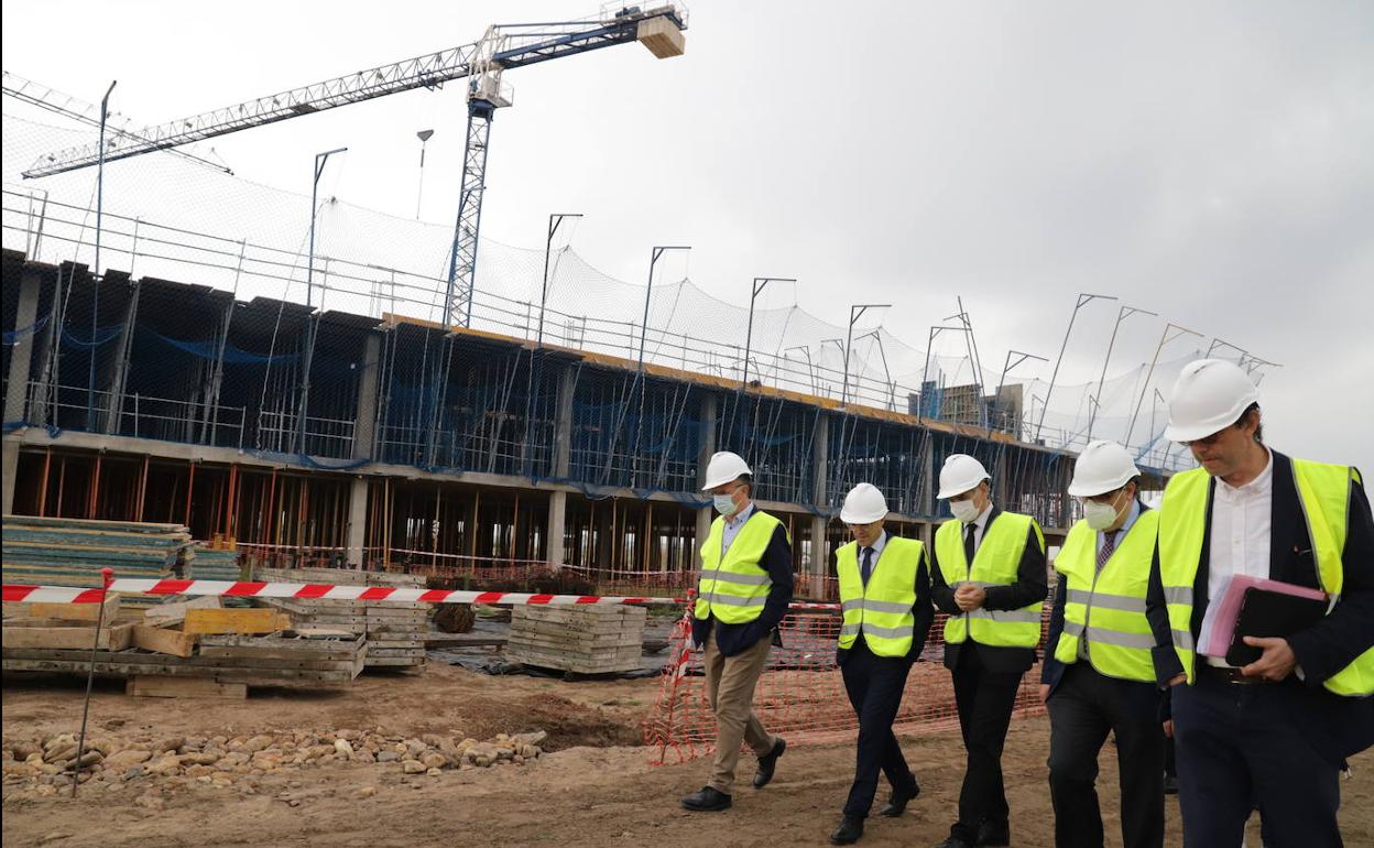 El consejero de Sanidad, José María Vergeles, ha visitado las obras del hospital Don Benito-Villanueva de la Serena.