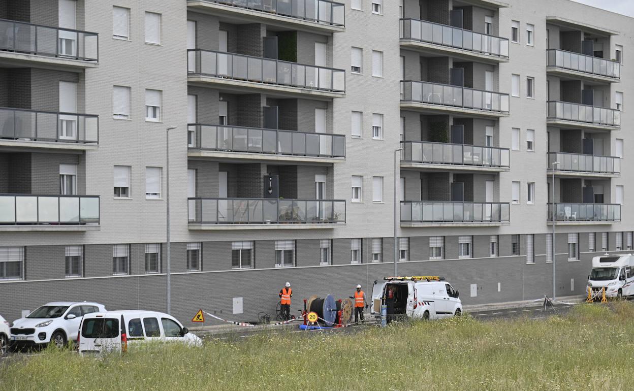 Técnicos de electricidad trabajando en el Cuartón Cortijo. 