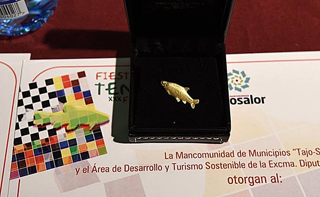 La Tenca de Oro es un pequeño pin. 