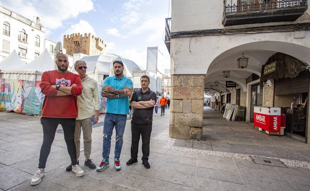 Cuatro de los hosteleros afectados por la medida del Ayuntamiento de no dejarles sacar las barras al exterior por seguridad. 