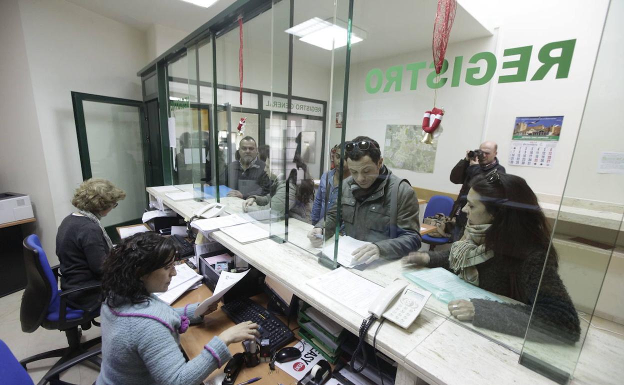 Trabajadores municipales en una imagen de archivo en el Registro. 