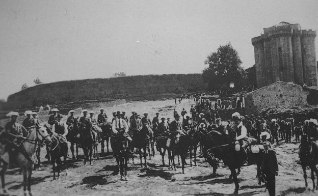 La comitiva de recibimiento al rey le espera a las puertas de Granadilla, el pueblo que en los años sesenta fue desalojado para dejar sitio al agua del embalse de Gabriel y Galán.