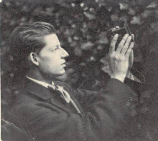 Joaquín Sorolla hijo con su máquina de hacer fotografías alrededor de 1914. 