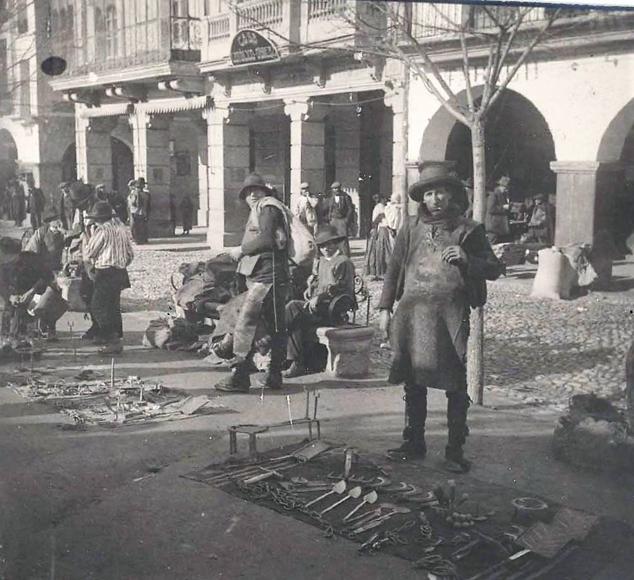 Vendedor de cucharas, hoces y otros utensilios de metal.