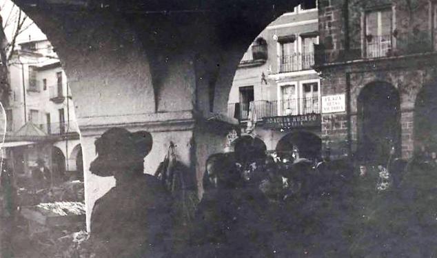 La Plaza Mayor de Plasencia se llamaba entonces Plaza Reina Victoria. 