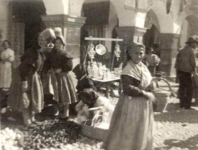 Vendedores de Montehermoso en el mercado de la Plaza de Plasencia.