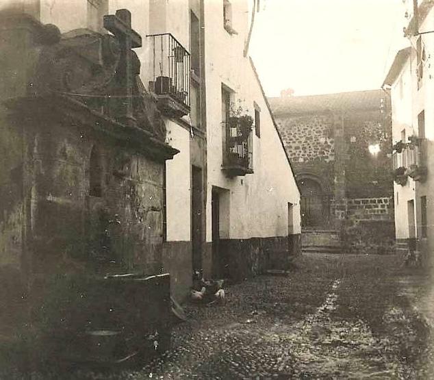 La fuente de la cruz y al fondo la iglesia de San Pedro en 1917. 