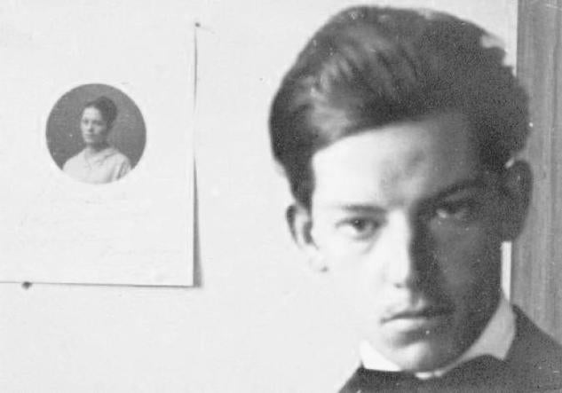 El hijo del pintor alrededor de 1914, posando junto a una fotografía dedicada de la actriz Raquel Meller.