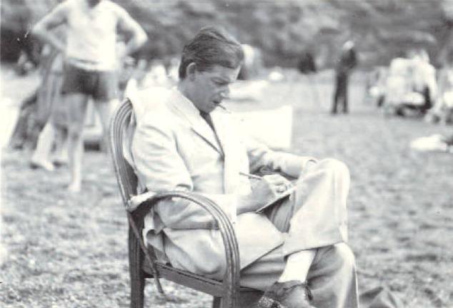 Joaquín Sorolla hijo alrededor del año 1935 dibujando en la playa de Biarritz. 