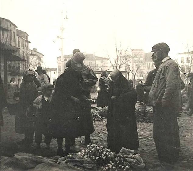 Vendedores, muchos de ellos de Montehermoso, en el mercado del martes de Plasencia de 1917