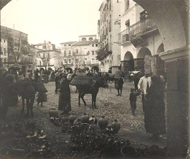 Vendedores de pucheros en su puesto de la Plaza. 