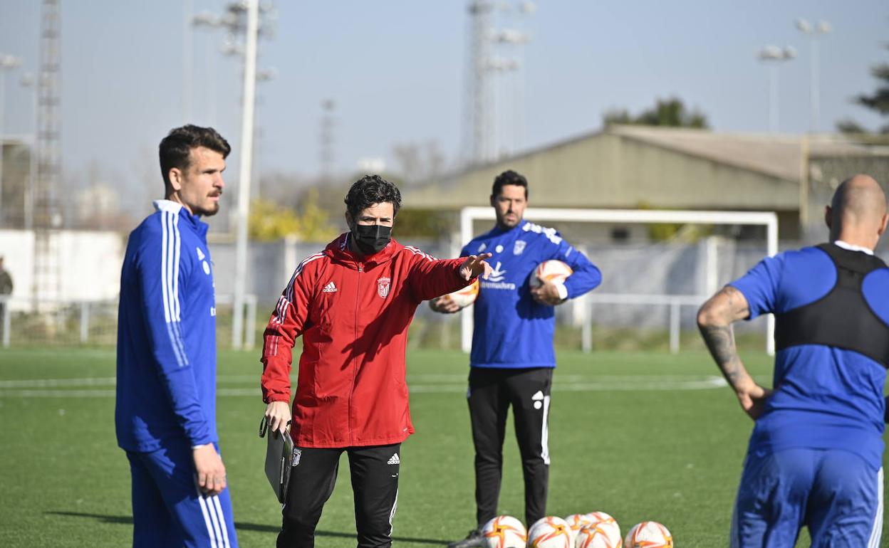 Isaac Jové durante su primer entrenamiento al frente del Badajoz en febrero. 