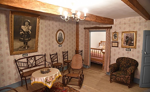 Casa de Acacio Terrón en Casar de Palomero, donde Alfonso XIII durmió el 20 de junio de 1922. El 1 de mayo fue inaugurada como Museo de las Visitas Reales a Las Hurdes. Al fondo, habitación que ocupó el rey.