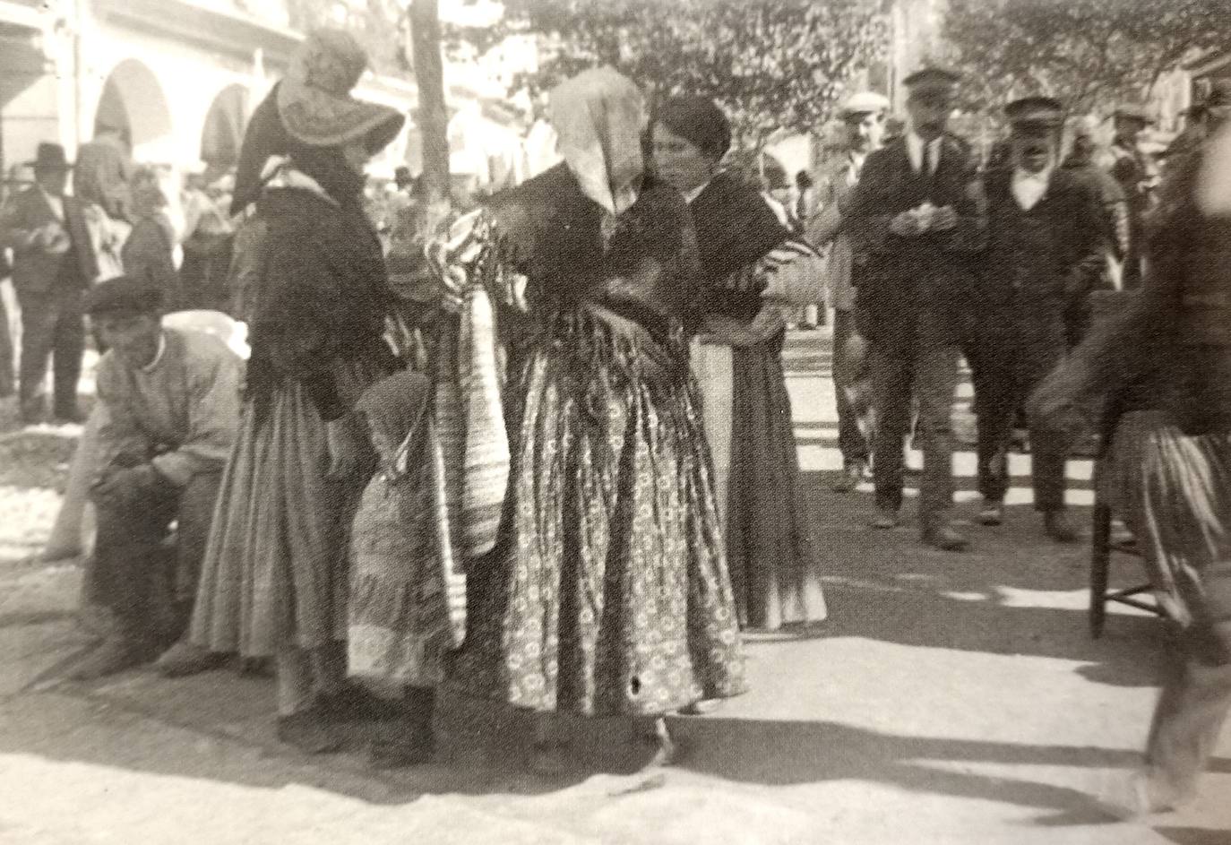 Vendedores de Montehermoso en el mercado de la Plaza de Plasencia.