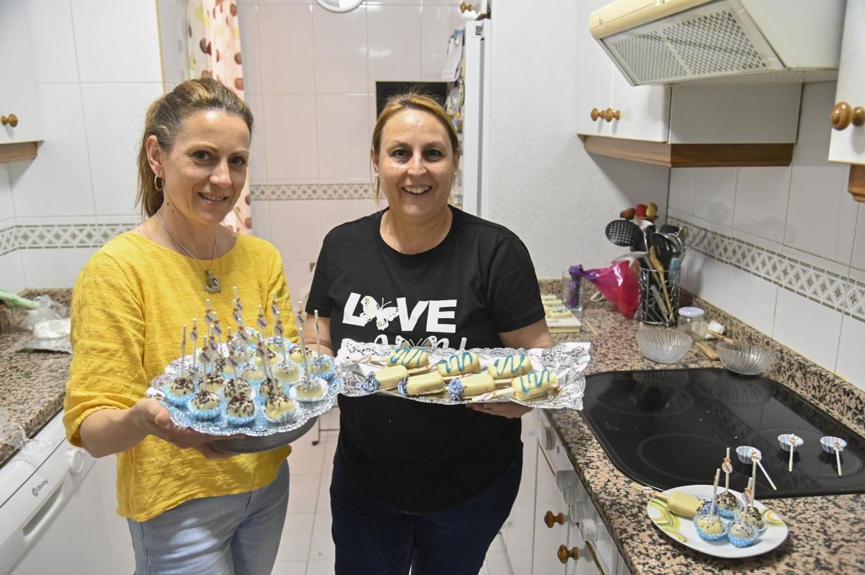 Mamen García ultima los preparativos de la comunión de su hijo. 