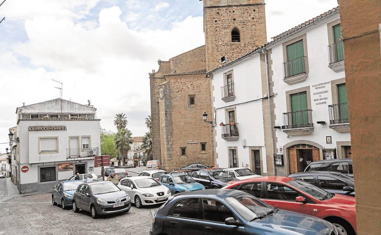 Vehículos estacionados en la plaza de Santiago, uno de los aspectos que abordará la reforma. 