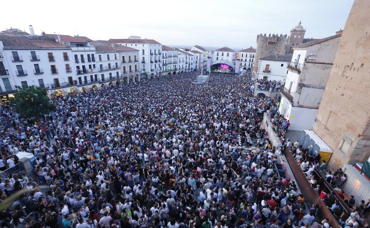 Aspecto que presentaba la Plaza mayor por la tarde-noche. 