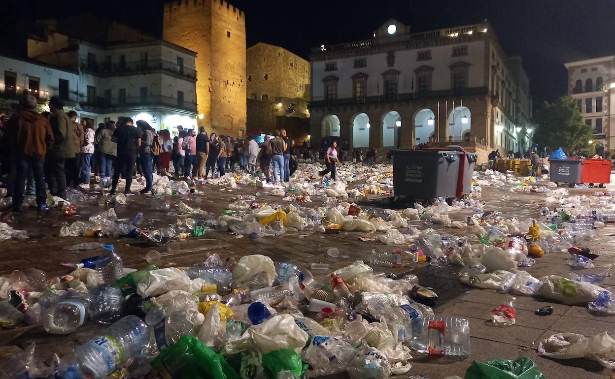 Plaza Mayor de Cáceres tras los conciertos, en la madrugada del sábado. 