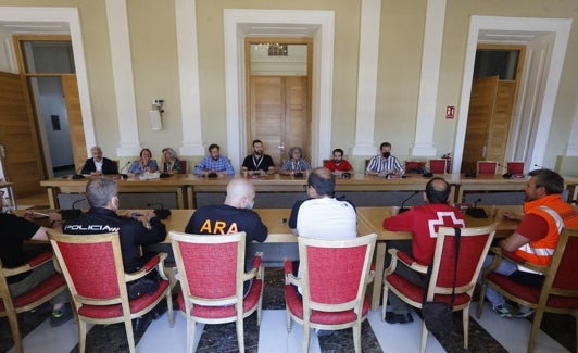 Un momento de la reunión, que estaba prevista para las 11.30 horas, con el alcalde al fondo. 