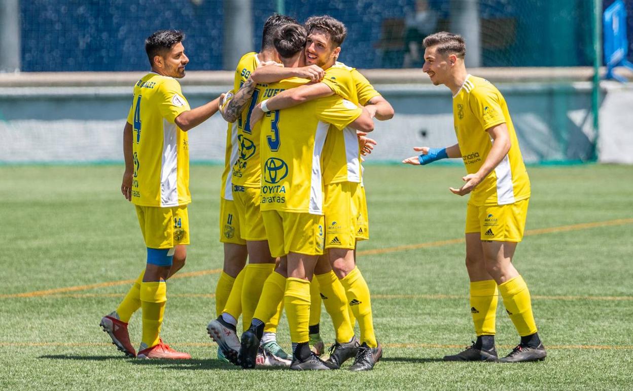 Los jugadores del Coria celebran el gol.