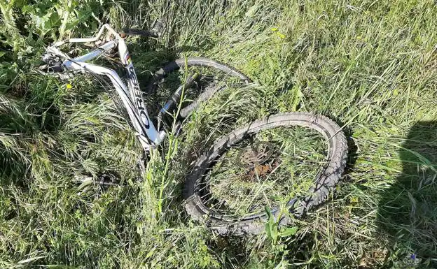 Estado en el que quedó la bici tras el atropello. 