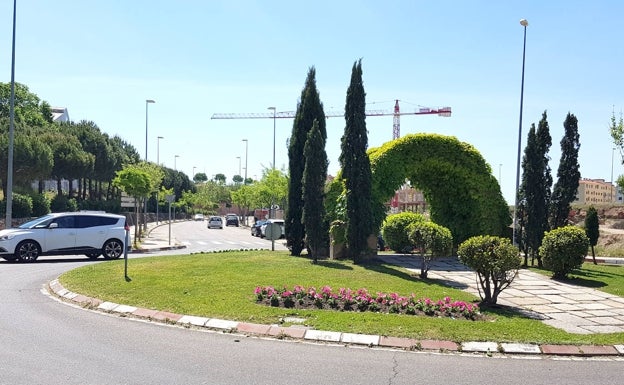 Una de las rotondas que se han mejorado con plantas y flores de temporada. 